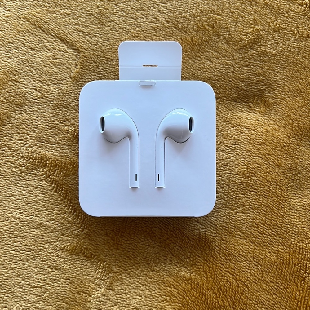 Apple EarPods with Lightning Connector - White